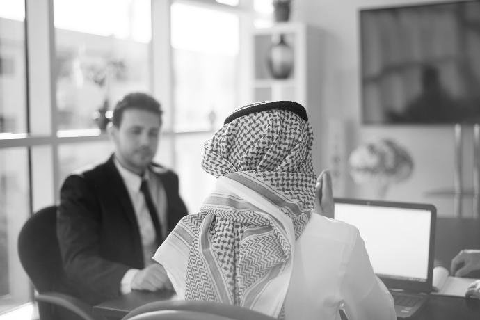 فريق التحالفات مع أحد العملاء